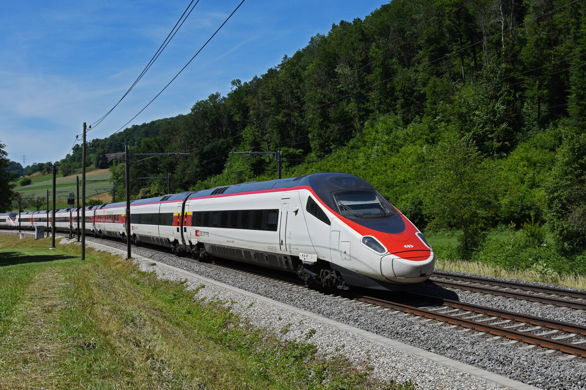 ETR 610 110-4 fährt Richtung Bahnhof Gelterkinden. Die Aufnahme stammt vom 14.06.2022.