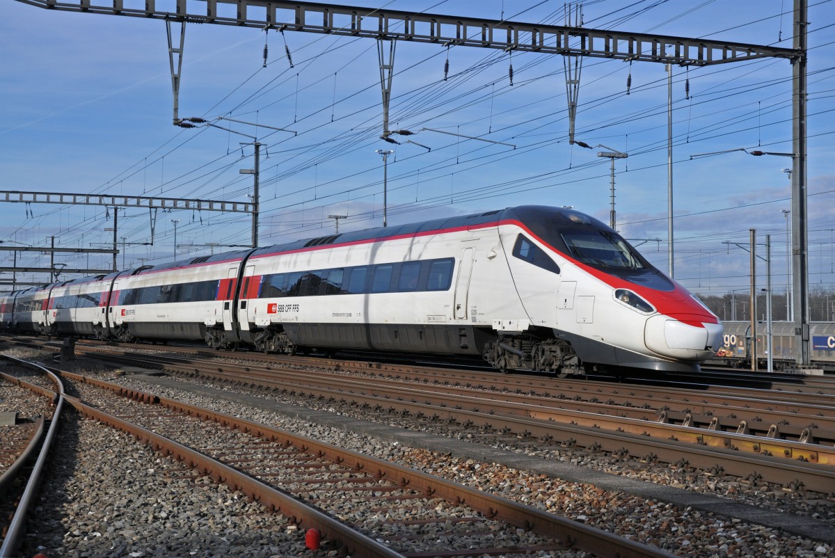 ETR 610 707-7 Triebzug durchfährt den Bahnhof Muttenz. Die Aufnahme stammt vom 08.01.2014.