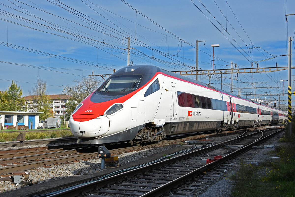 ETR 610 709-3 durchfährt am 19.10.2022 den Bahnhof Pratteln.
