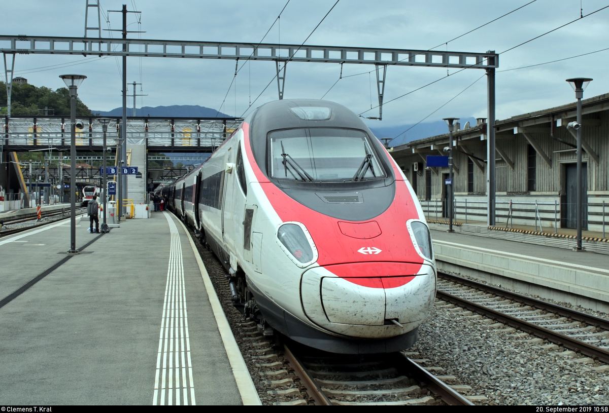 ETR 610 710-1 und ETR 610 714-3 SBB als EC 315 von Zürich HB (CH) nach Venezia Santa Lucia (I) stehen im Bahnhof Bellinzona (CH) auf Gleis 2.
[20.9.2019 | 10:58 Uhr]