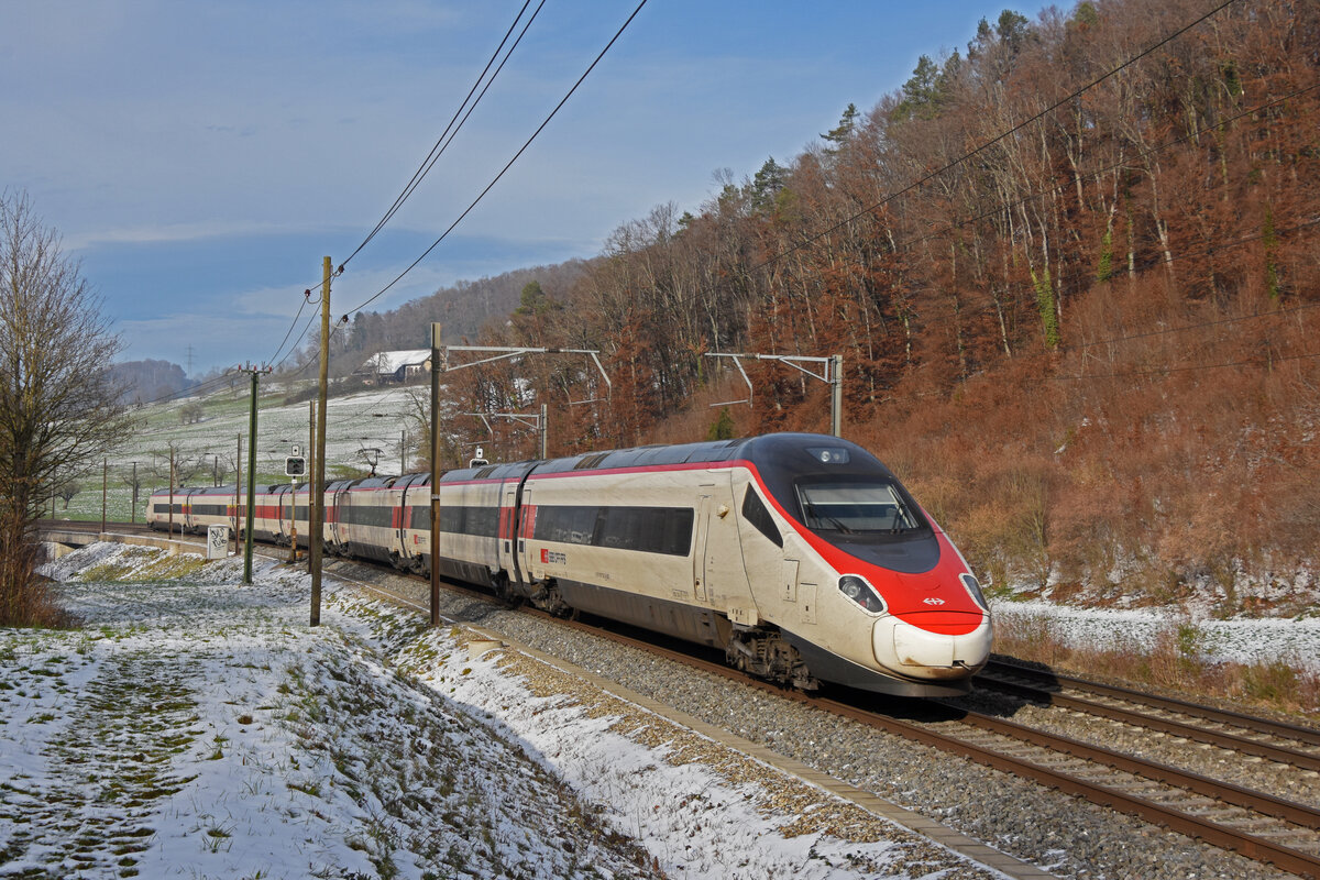 ETR 610 713-5 fährt am 19.12.2022 Richtung Bahnhof Gelterkinden.