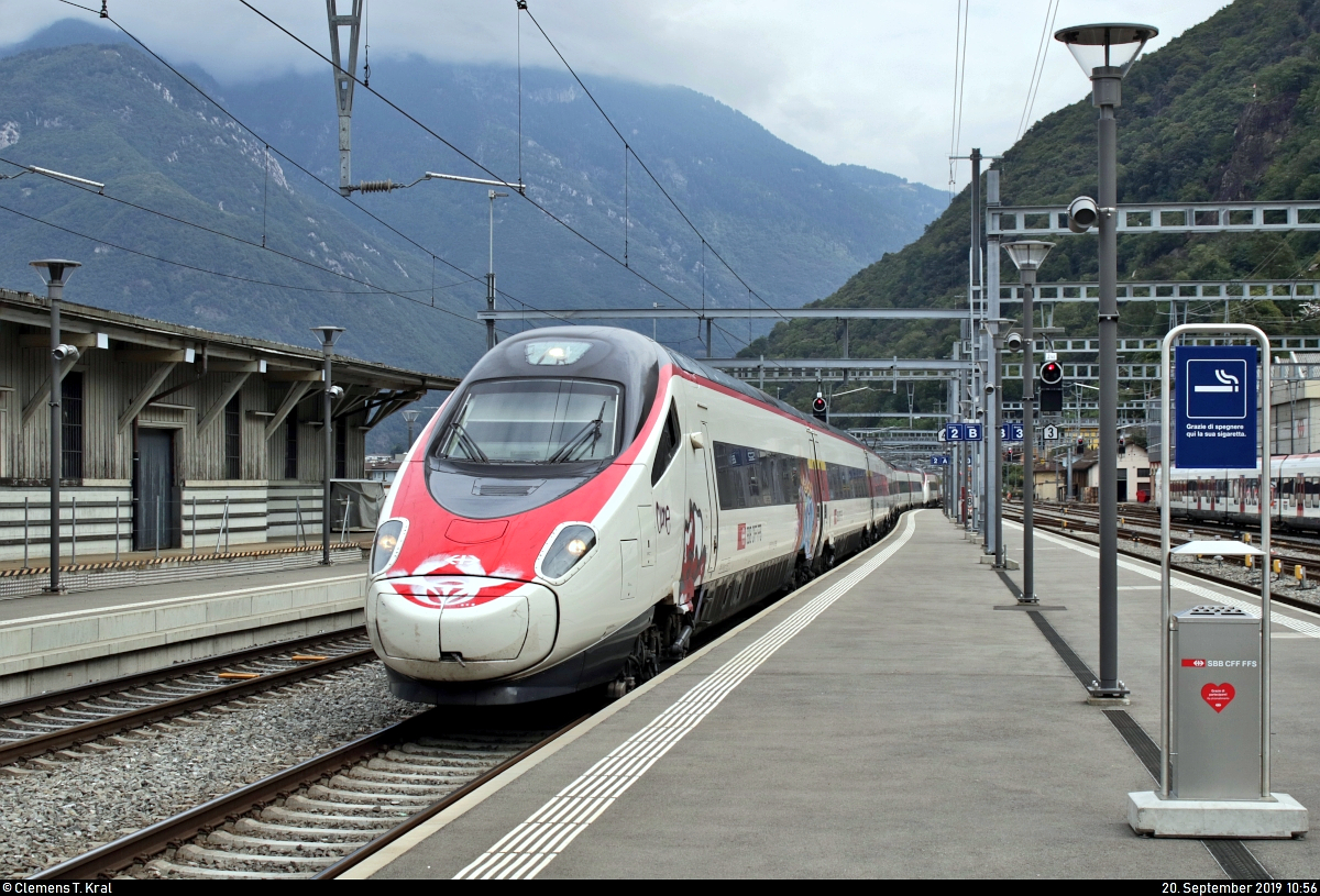 ETR 610 714-3 und ETR 610 710-1 SBB als EC 315 von Zürich HB (CH) nach Venezia Santa Lucia (I) erreichen den Bahnhof Bellinzona (CH) auf Gleis 2.
[20.9.2019 | 10:56 Uhr]