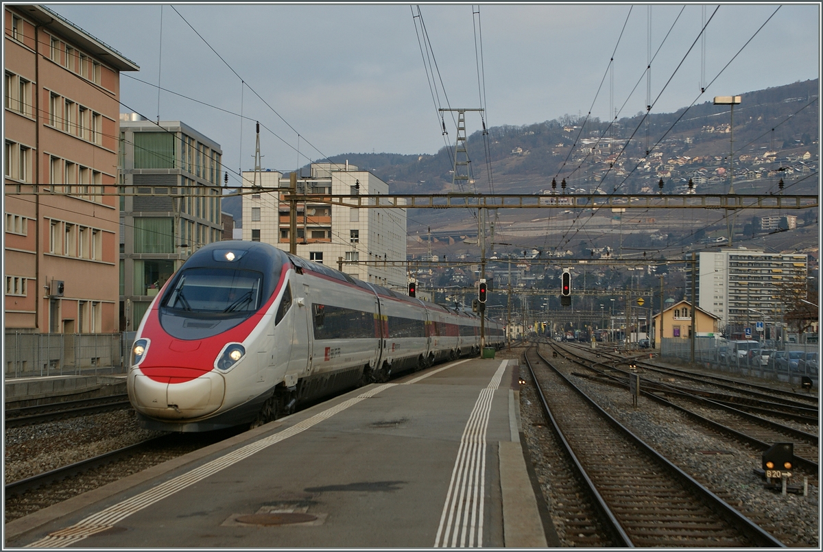 ETR 610 als EC 37 vom Genève nach Venezia SL bei der Durchfahrt in Vevey. Da an Samstagen der Zug sehr stark ausgelastet ist, verkehrt in der regel ein Entlastungszug, an diesem Tag war es ausnahmsweise ein ICN.
23. Feb. 2013 