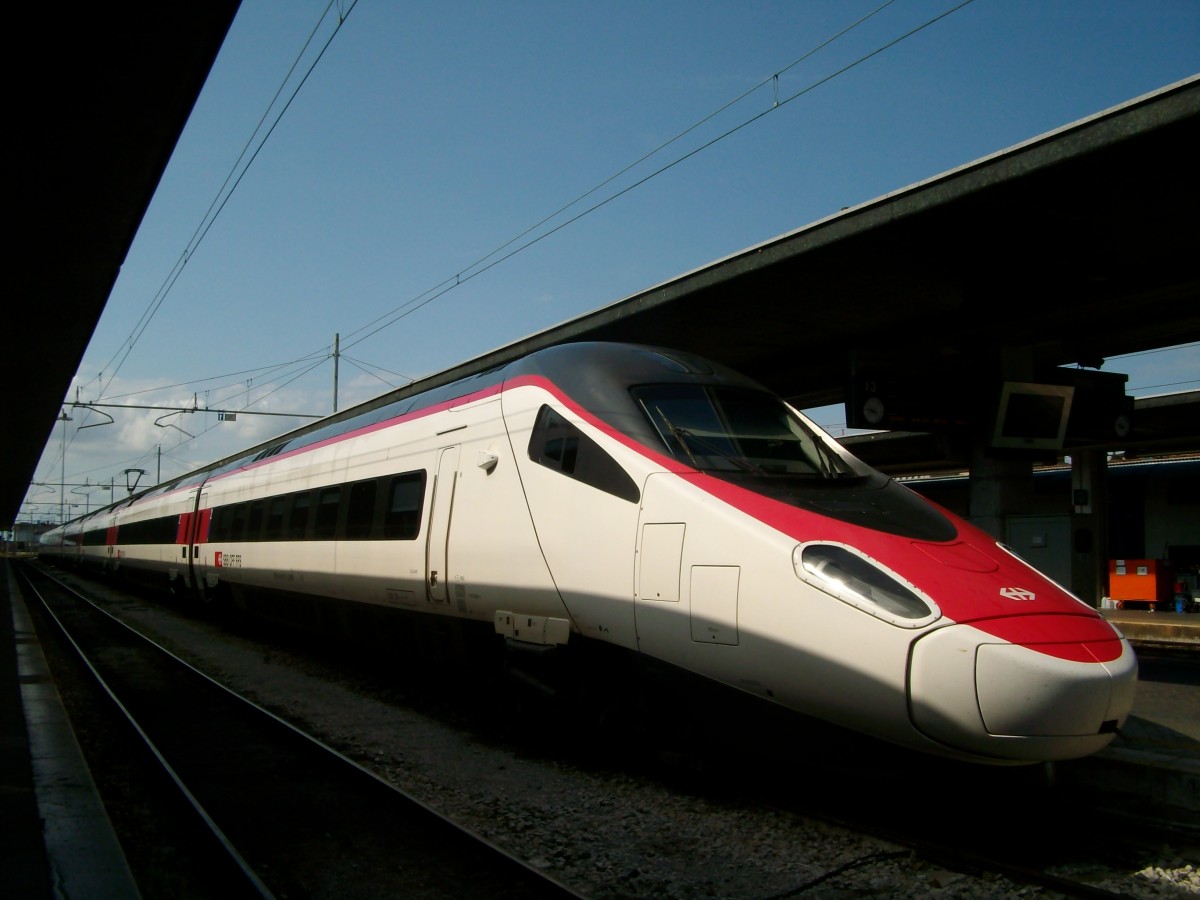 ETR 610 (der SBB CFF FFS) als EC 37 (Genève - Venezia S. Lucia) nach der Ankunft im Endbahnhof,21.8.2014.
Dieser Zug ist derzeit der einzige planmäßige Fernreisezug aus der Schweiz dieser noch über Milano Centrale hinaus fährt.