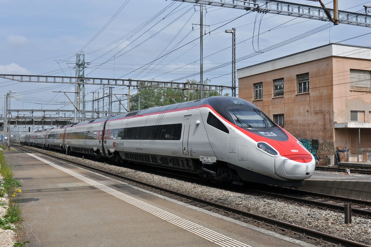ETR 610 durchfährt den Bahnhof Muttenz. Die Aufnahme stammt vom 17.06.2014.