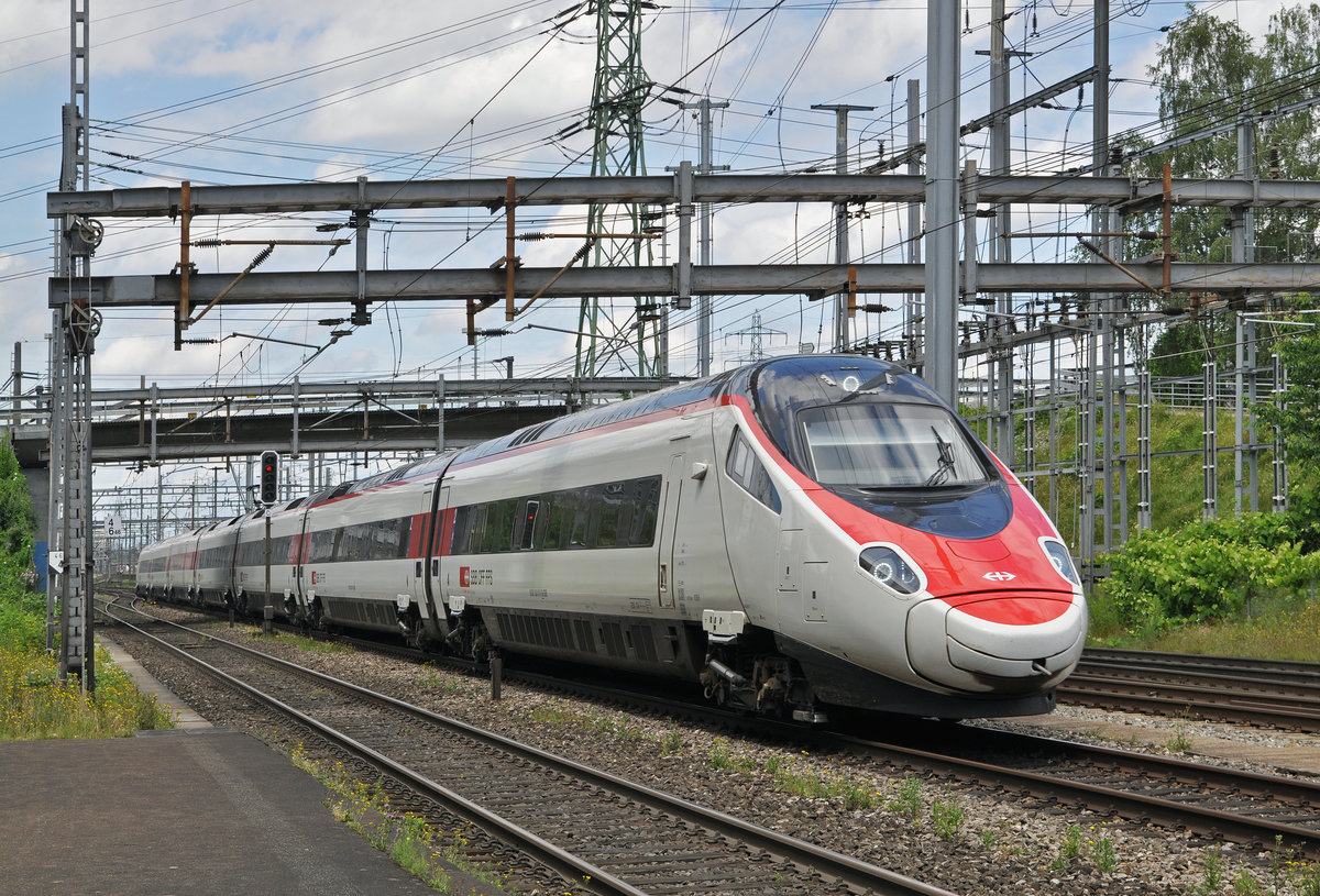 ETR 610 durchfährt den Bahnhof Muttenz. Die Aufnahme stammt vom 28.06.2016.