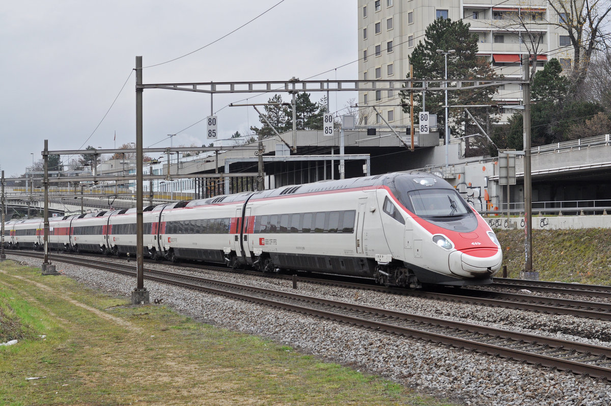 ETR 610 fährt Richtung Bahnhof Muttenz. Die Aufnahme stammt vom 20.11.2017.