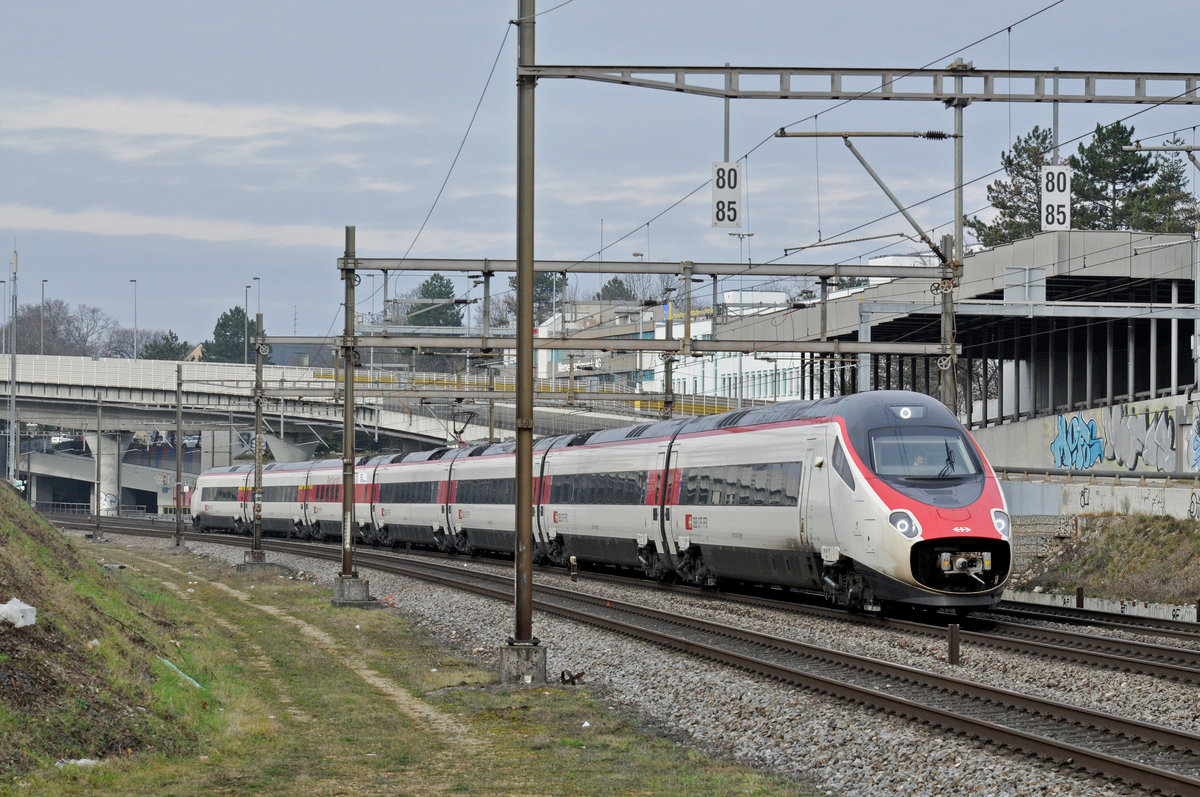 ETR 610 fährt Richtung Bahnhof Muttenz. Die Aufnahme stammt vom 15.01.2018.