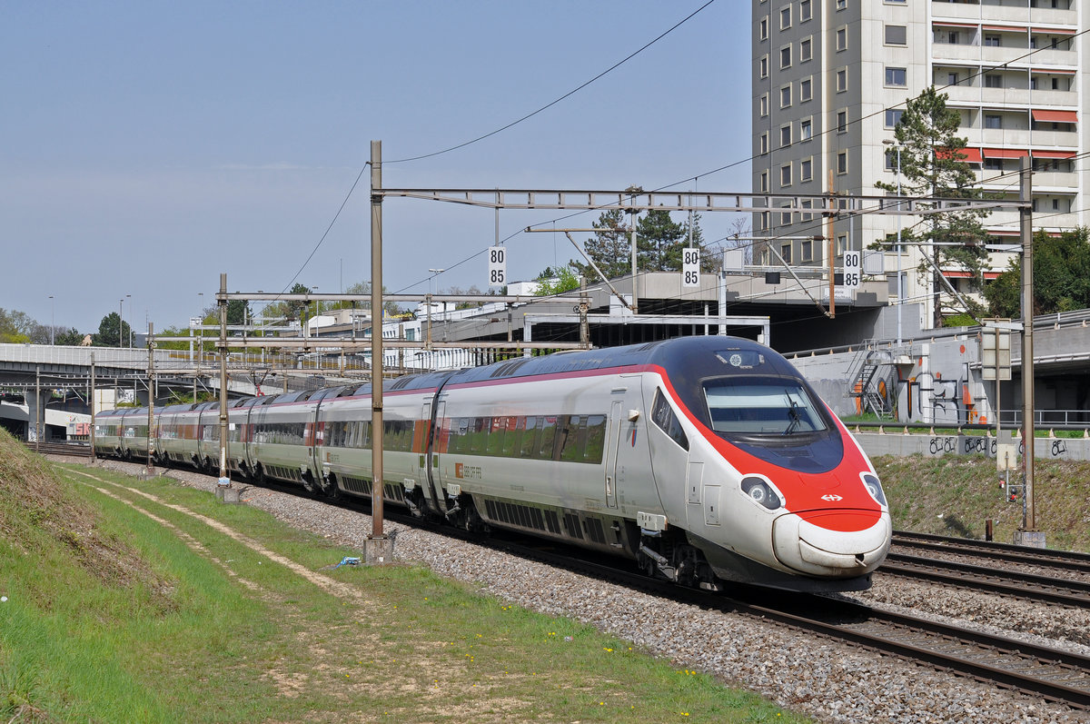 ETR 610 fährt Richtung Bahnhof Muttenz. Die Aufnahme stammt vom 15.04.2018.