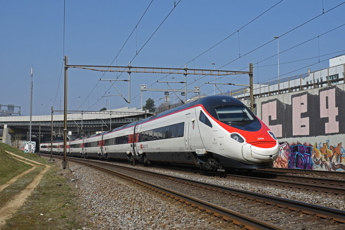 ETR 610 fährt Richtung Bahnhof Muttenz. Die Aufnahme stammt vom 24.03.2019.