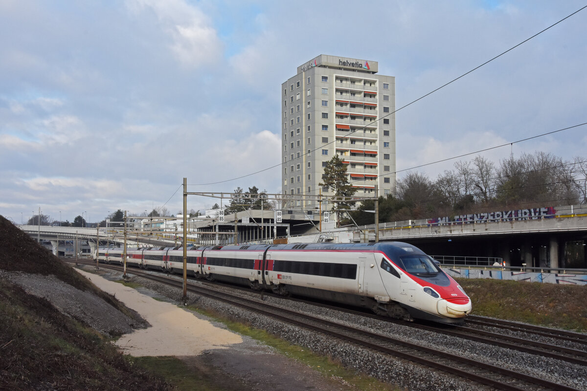 ETR 610 fährt Richtung Bahnhof Muttenz. Die Aufnahme stammt vom 06.01.2022.