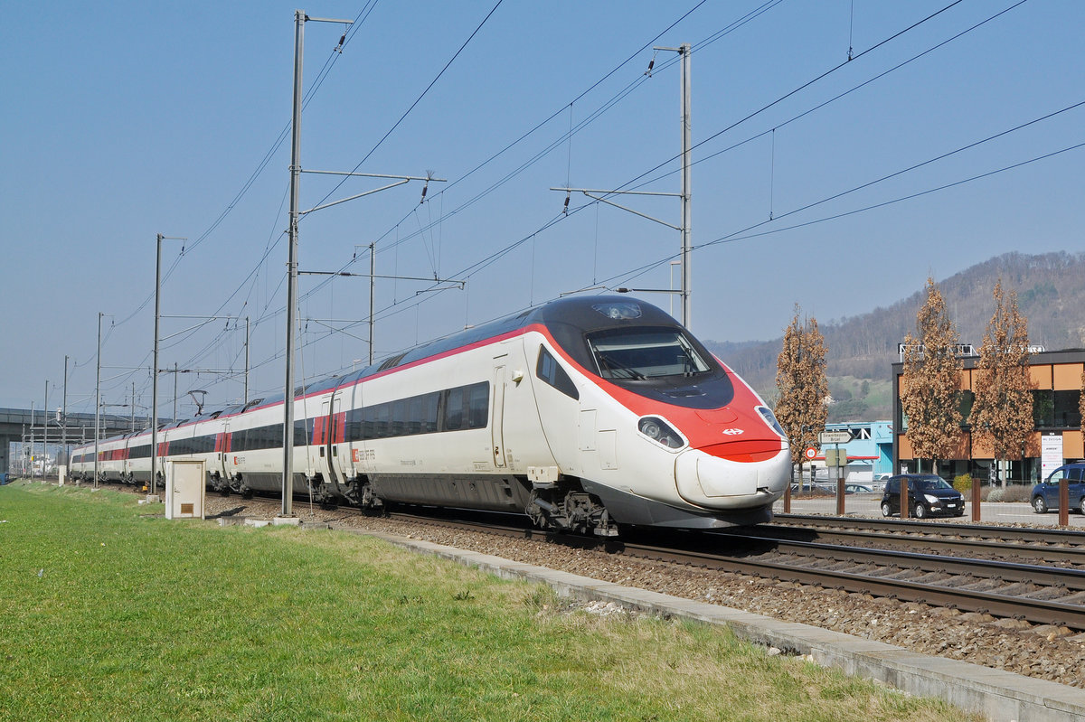 ETR 610 hat den Bahnhof Sissach durchfahren und fährt Richtung Basel. Die Aufnahme stammt vom 16.03.2017.