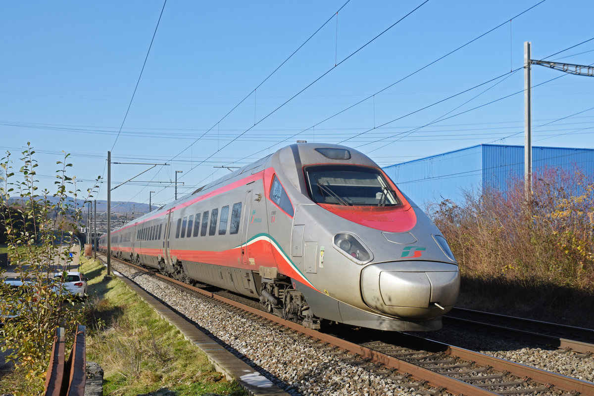 ETR 610 Nr. 2 Trenitalia fährt Richtung Bahnhof Lausen. Die Aufnahme stammt vom 03.12.2019.