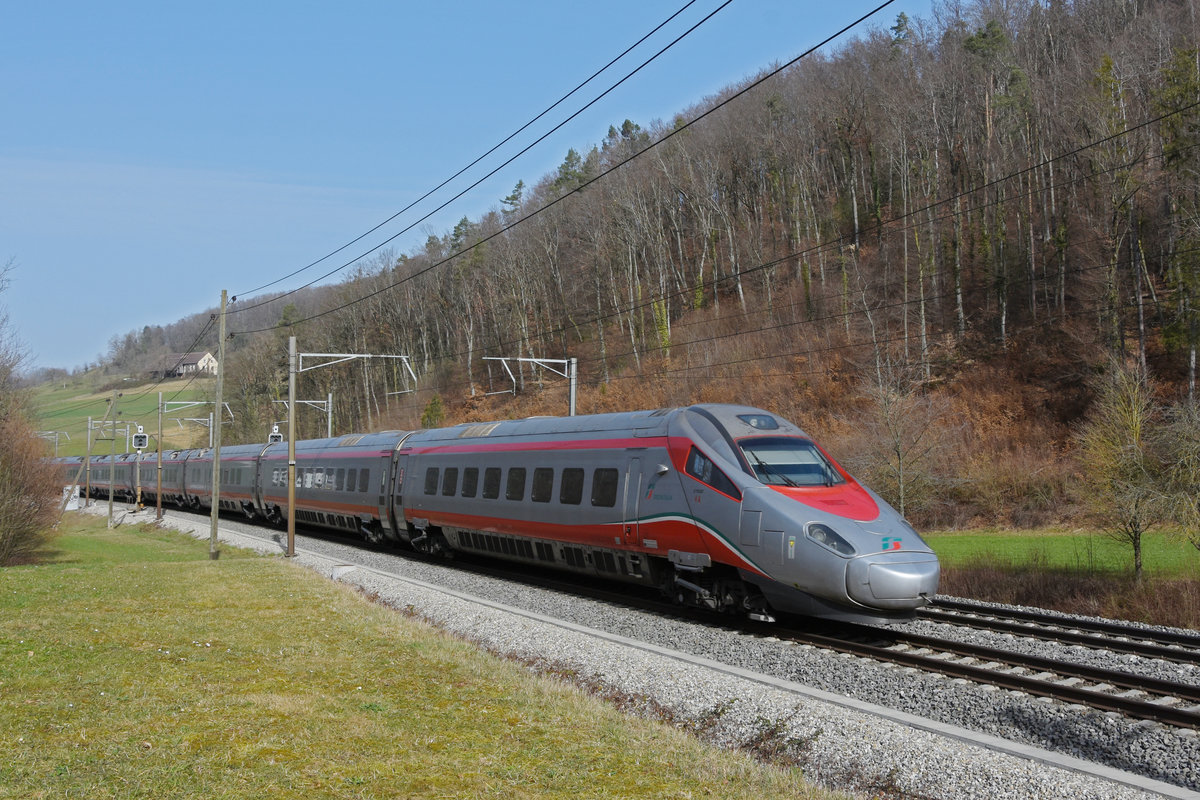 ETR 610 Treniatlia Nr. 4 fährt Richtung Bahnhof Gelterkinden. Die Aufnahme stammt vom 26.02.2021.