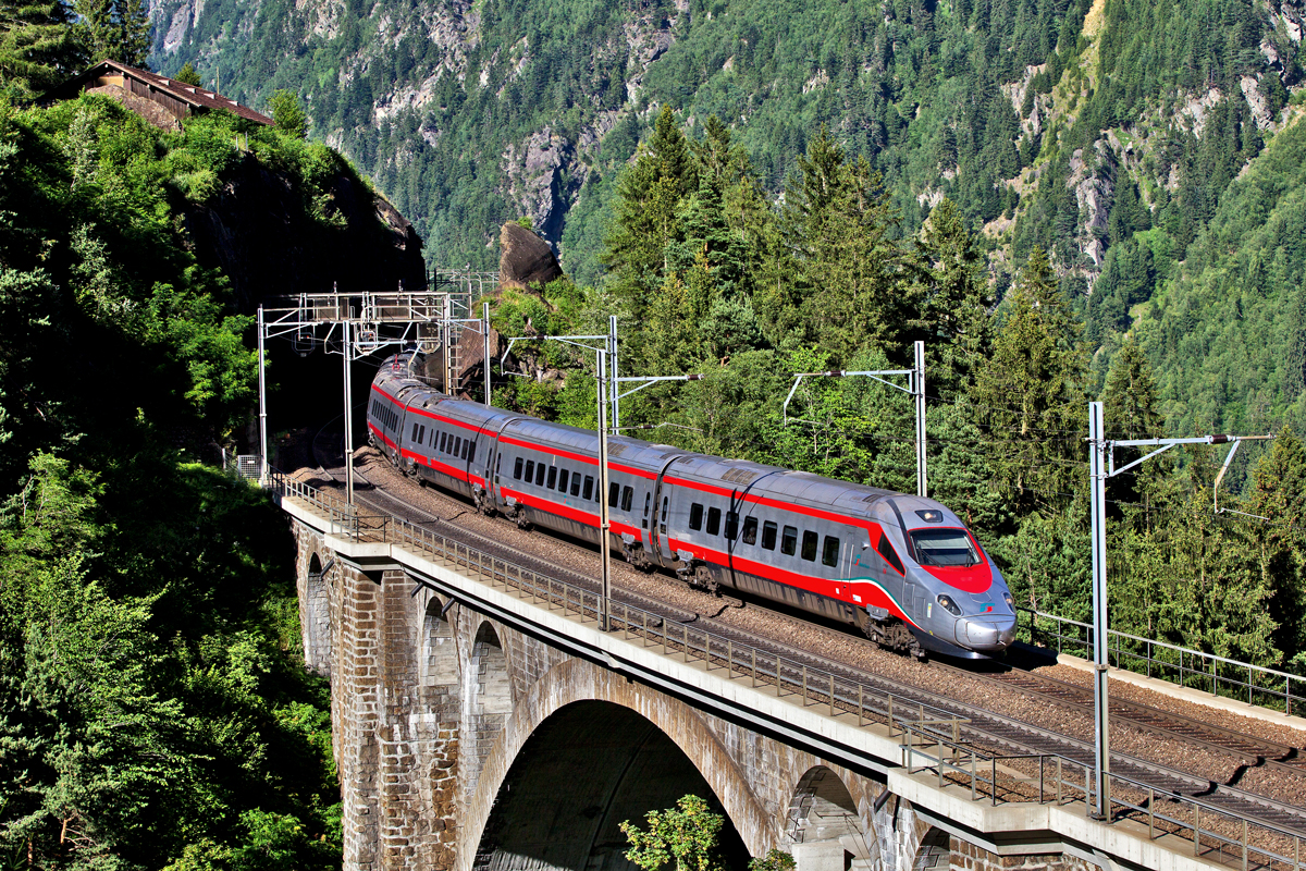 ETR 610 der Trenitalia fährt über die mittlere Meienreussbrücke.Bild vom 18.7.2016
