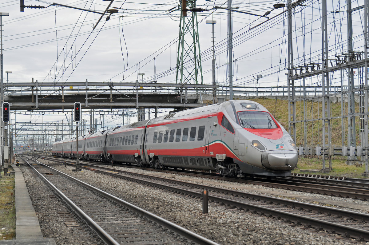 ETR 610 Trenitalia Nr. 11 durchfährt den Bahnhof Muttenz. Die Aufnahme stammt vom 09.03.2018.