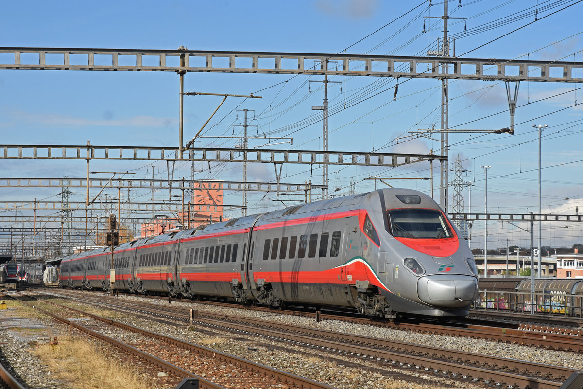 ETR 610 Trenitalia Nr. 12 durchfährt den Bahnhof Muttenz. Die Aufnahme stammt vom 08.11.2018.