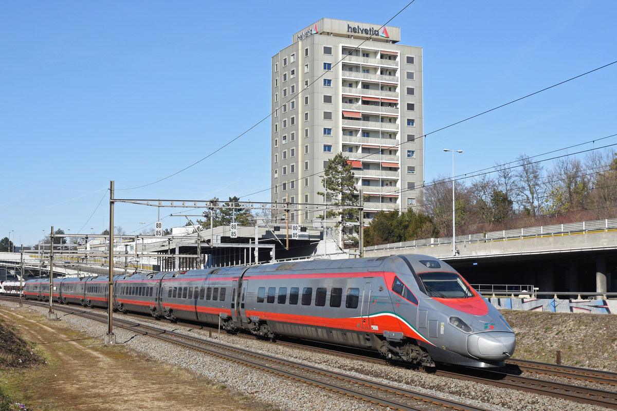 ETR 610 Trenitalia Nr. 12 fährt Richtung Bahnhof SBB. Die Aufnahme stammt vom 17.02.2019.