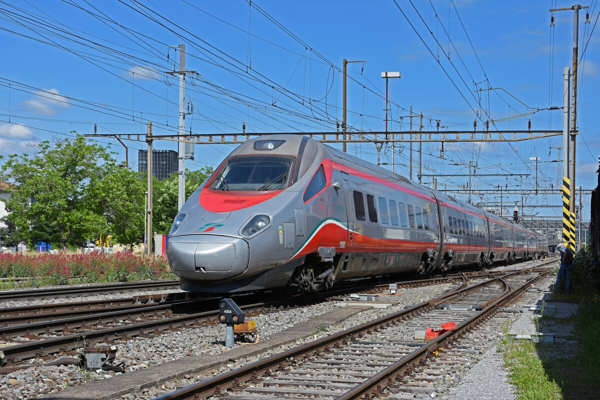 ETR 610 Trenitalia Nr. 12 durchfährt den Bahnhof Pratteln. Die Aufnahme stammt vom 27.05.2022.