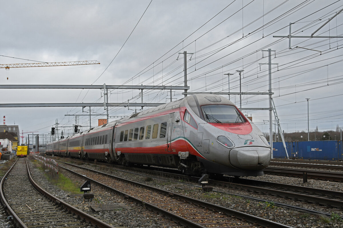 ETR 610 Trenitalia Nr. 12 durchfährt am 09.01.2023 den Bahnhof Muttenz.