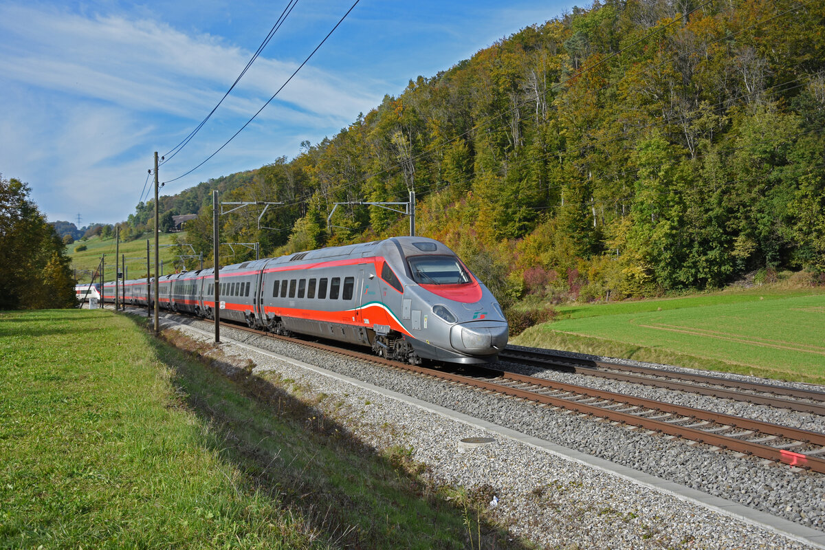 ETR 610 Trenitalia Nr. 2 fährt Richtung Bahnhof Gelterkinden. Die Aufnahme stammt vom 18.10.2021.