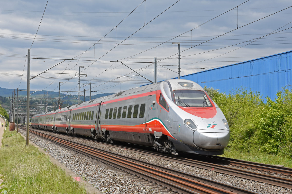 ETR 610 Trenitalia Nr. 3 fährt Richtung Bahnhof Itingen. Die Aufnahme stammt vom 15.05.2019.