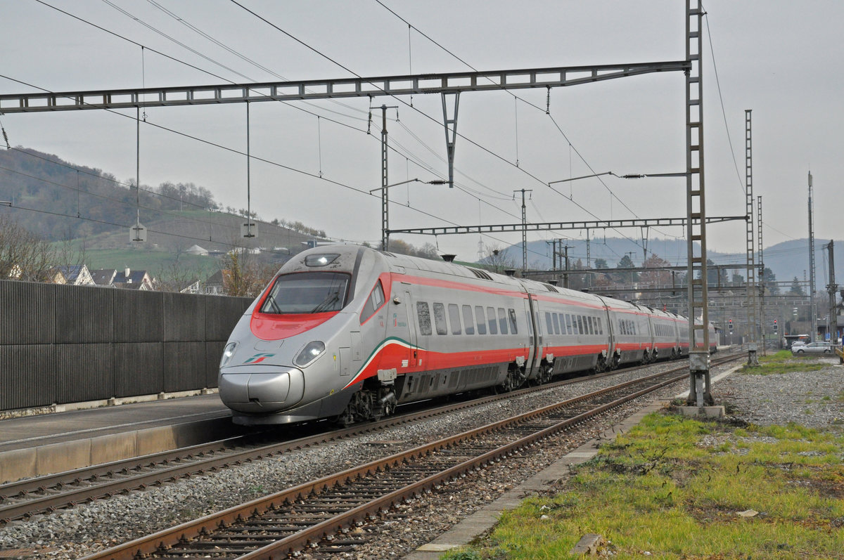 ETR 610 Trenitalia Nr. 4 durchfährt den Bahnhof Gelterkinden. Die Aufnahme stammt vom 25.11.2019.