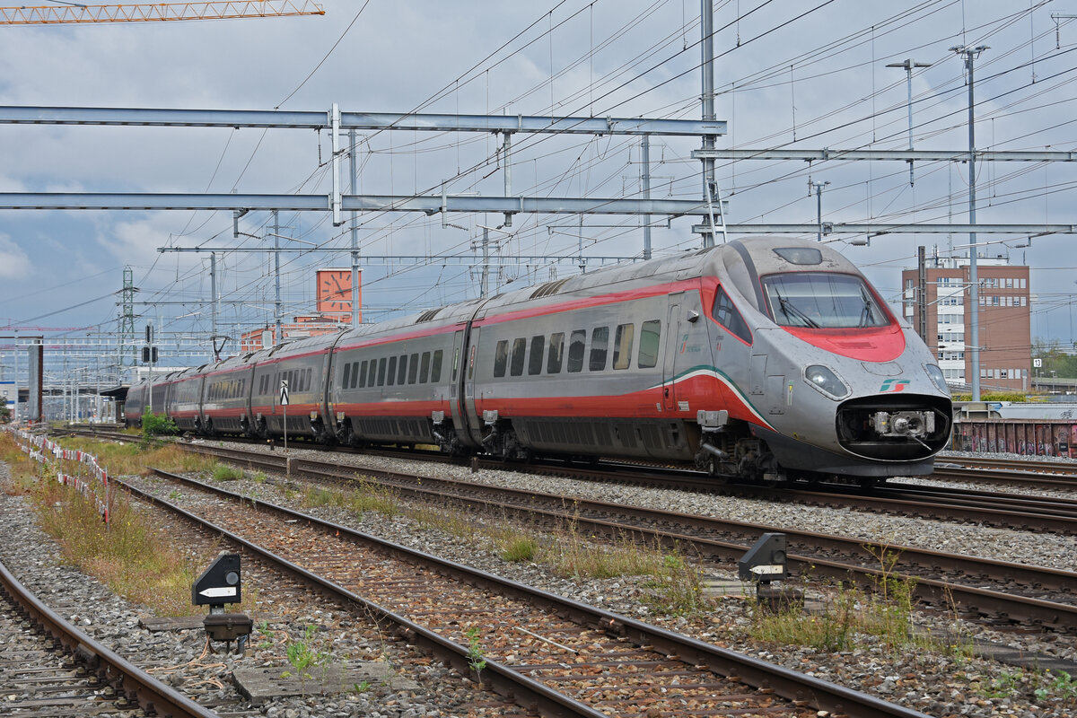 ETR 610 Trenitalia Nr. 4 durchfährt am 18.08.2022 den Bahnhof Muttenz.