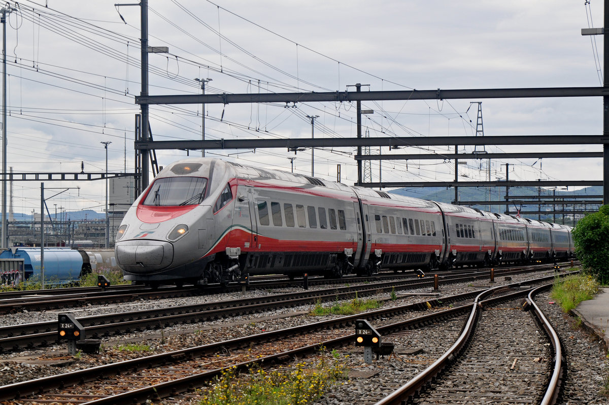 ETR 610 Trenitalia Nr. 8 durchfährt den Bahnhof Muttenz. Die Aufnahme stammt vom 09.08.2017.