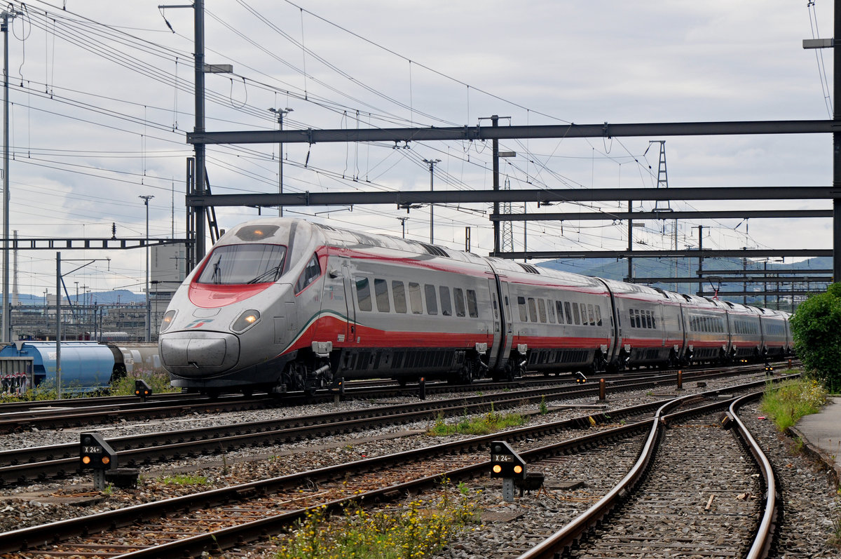 ETR 610 Trenitalia Nr. 8 durchfährt den Bahnhof Muttenz. Die Aufnahme stammt vom 09.08.2017.