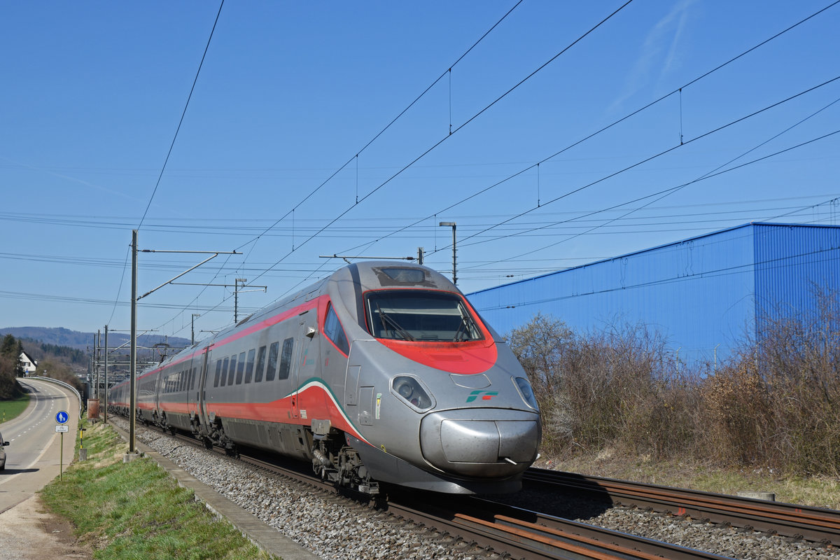 ETR 610 Trenitalia Nr. 8 fährt Richtung Bahnhof Lausen. Die Aufnahme stammt vom 21.03.2019.