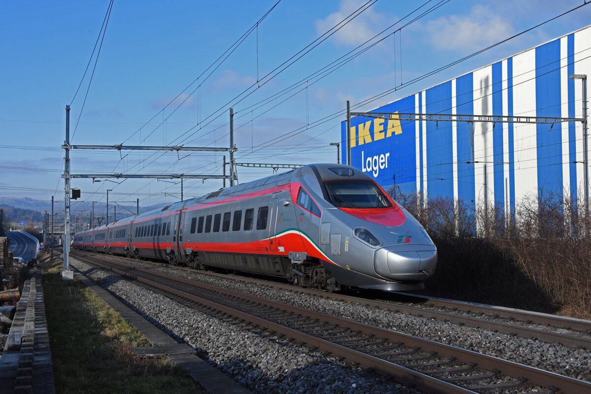 ETR 610 Trenitalia Nr. 8 fährt Richtung Bahnhof Itingen. Die Aufnahme stammt vom 20.12.2021.