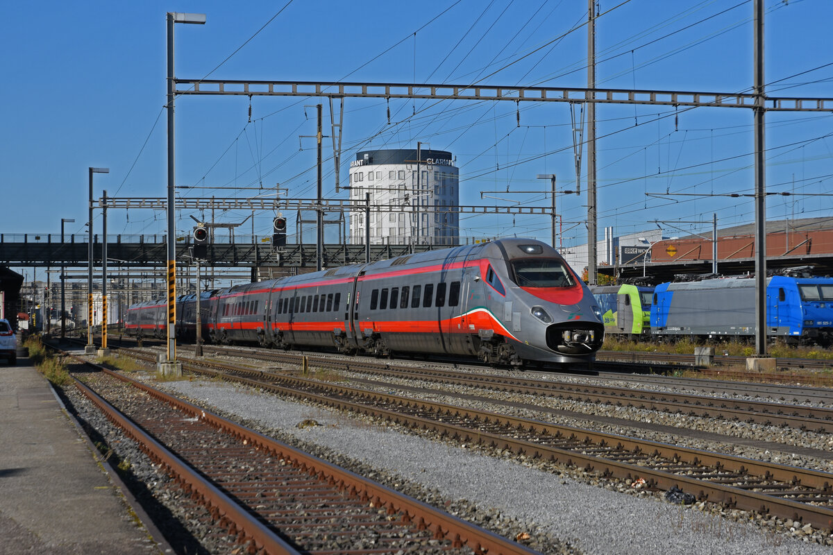 ETR 610 Trenitalia Nr.2 durchfährt den Bahnhof Pratteln. Die Aufnahme stammt vom 23.10.2021.