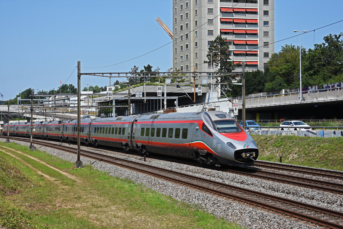 ETR 610 Trenitalia Nr.2 fährt Richtung Bahnhof Muttenz. Die Aufnahme stammt vom 22.07.2021.