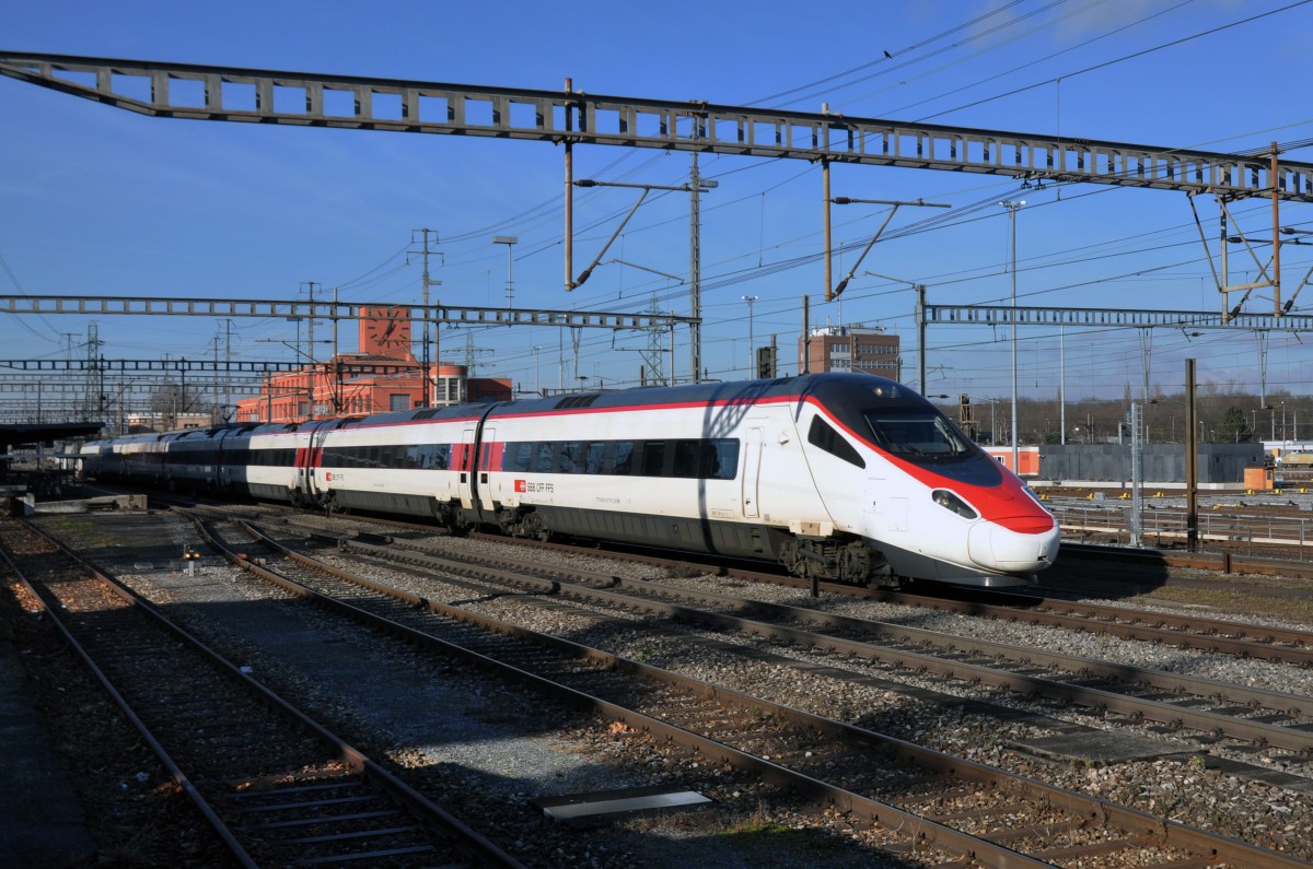 ETR 610 Triebzug durchfährt den Bahnhof Muttenz. Die Aufnahme stammt vom 30.12.2013.