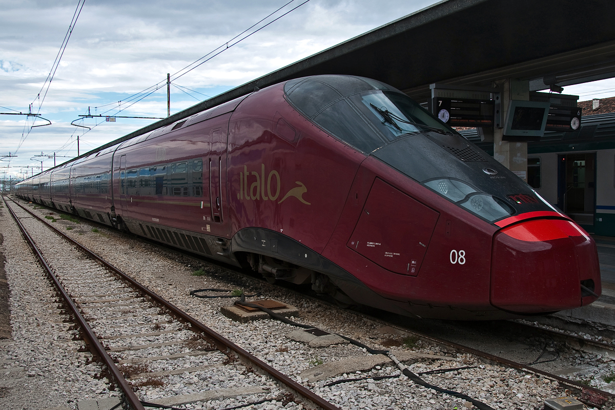 ETR575 NTV08 im Bahnhof von Venezia SL, am 11.09.2013.