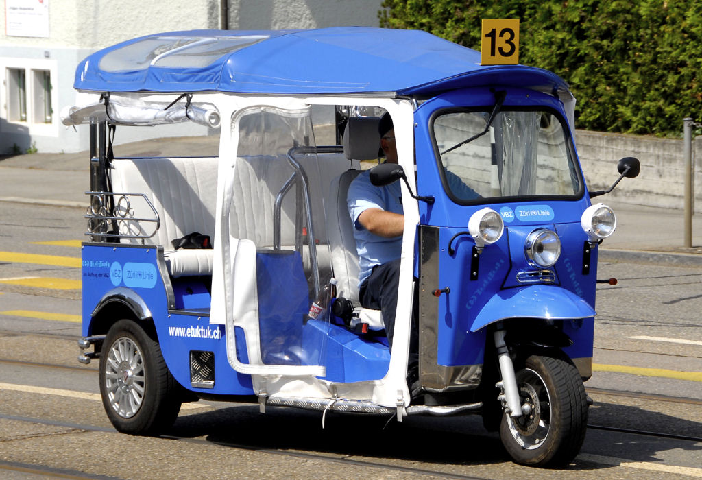 eTuk Classico 3 Gäste +Fahrer. VBZ fuhr mit e-Tukse als Line 13 ab 28. Juli bis 15.August 2012 in Zürich Höngg zwischen Winzerstrasse und Meierhofplatz. Durch die Geleiserneuerungen an der Limmattalstrasse bestand wärend dieser Zeit keine Tramverbindung.Fredy 14.08.2012 Höngg Zürich 