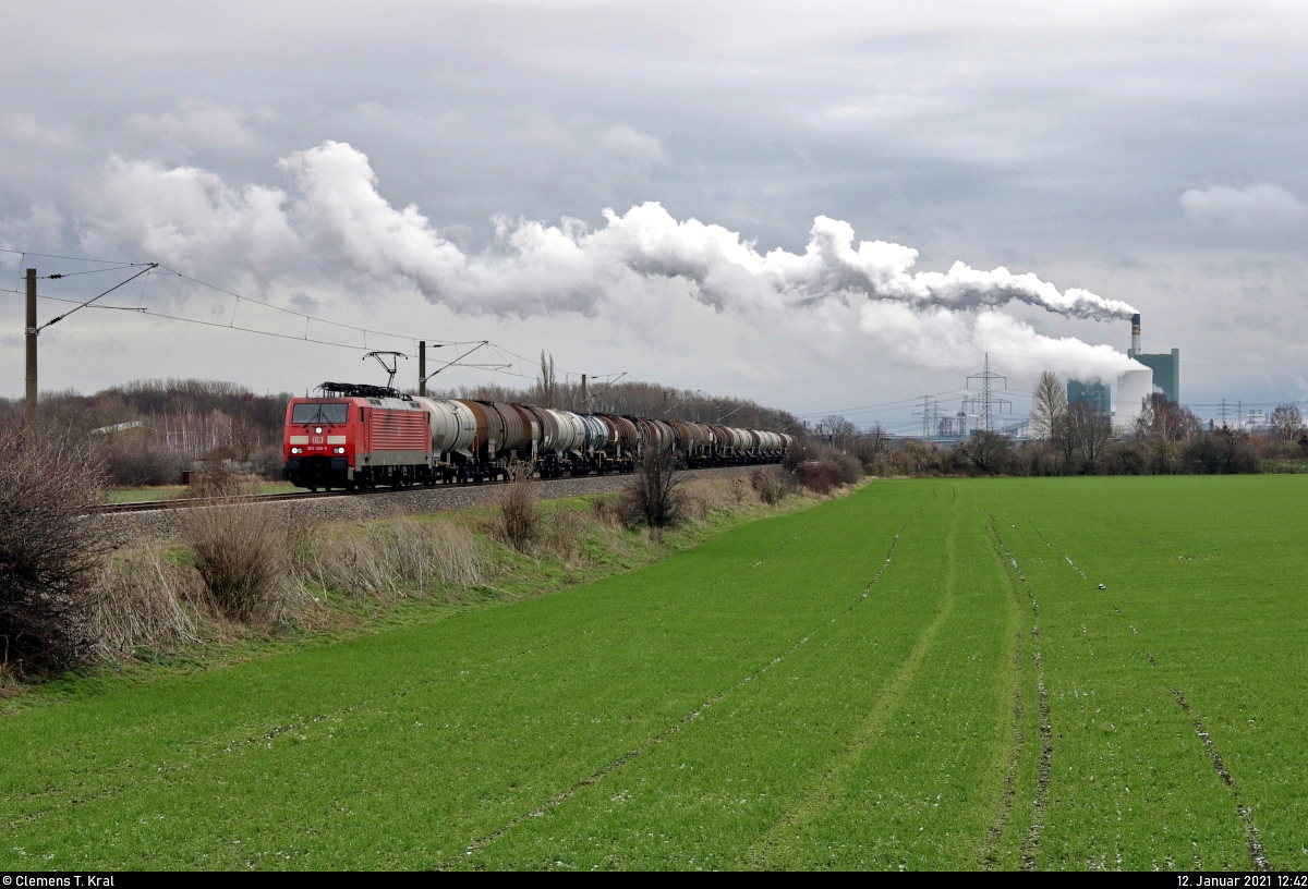 Etwa 50 Minuten nach alleiniger Fahrt zu den Buna-Werken kommt 189 008-6 (Siemens ES64F4) nun mit Kesselwagen Richtung Angersdorf zurück. Hier festgehalten am Bahnübergang (Bü) Ernst-Thälmann-Straße südlich von Holleben.

🧰 DB Cargo
🚝 GC 47351 Buna-Werke–Děčín hl.n.nak.n. (CZ)
🚩 Bahnstrecke Merseburg–Halle-Nietleben (KBS 588)
🕓 12.1.2021 | 12:42 Uhr