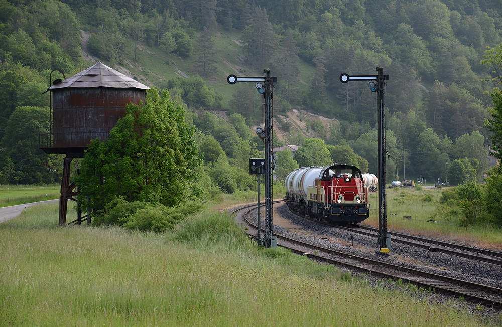 Etwa eine dreiviertel Stunde muss die V 181 der HzL mit dem vollen Holcim-Zug in Hausen im Tal vor den Signalen warten, um mit dem IRE 3205 nach Ulm kreuzen zu können. Aufgenommen wurde das Bild am Morgen des 28. Mai 2014.