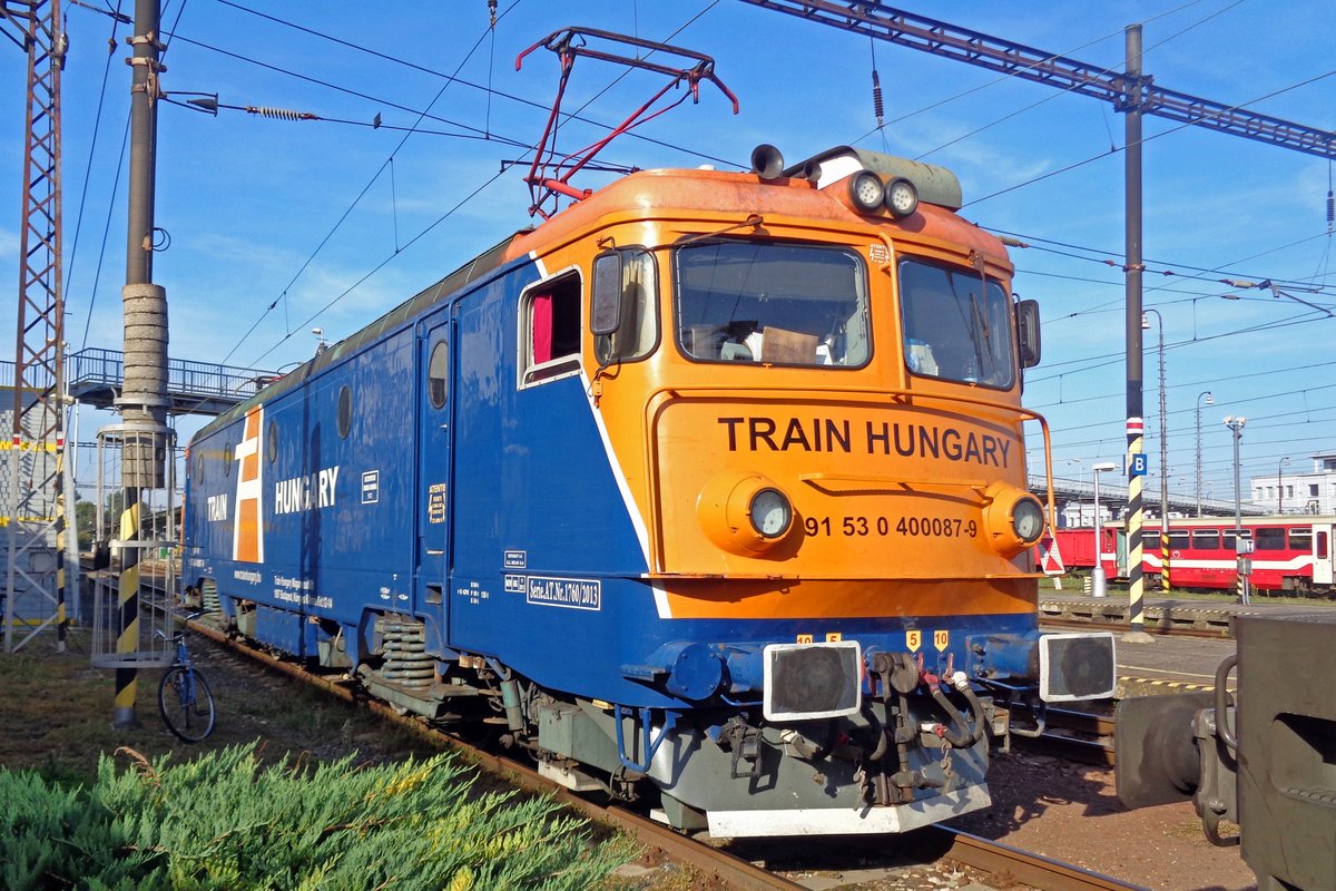 Etwa schneller als das Fahrrad (circa 25 km/h mit Muskelantrieb, links vonn der Lok) ist Train Hungary 400 087 (Vmax=120 km/h, elektroantrieb), hier abgestellt ins Slowakischen Grenzbahnhof Sturovo am 12 September 2018.