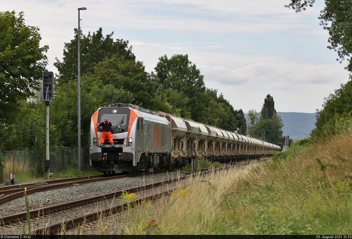 Etwa eine Stunde nach Beendigung der Beladung steht der Schüttgutzug noch in Quedlinburg vor dem Signal. Der Lokführer nutzt das und poliert die Frontscheibe seiner 159 010-8 (Stadler Eurodual) auf Hochglanz.

🧰 Havelländische Eisenbahn AG (HVLE)
🚩 Bahnstrecke Magdeburg–Thale (KBS 315)
🕓 25.8.2021 | 12:25 Uhr