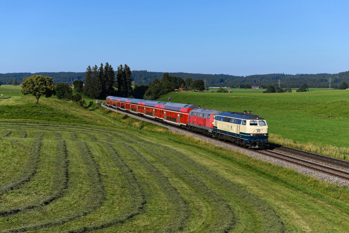 Etwa eine Stunde später gab es die nächste Gelegenheit, eine ozeanblau-beige 218 im Allgäu zu fotografieren. Der RE 57592 verkehrte am 30. Juli 2020 zur Abwechslung mal mit einer Doppeltraktion an der Spitze. 218 446 und 425 brachten den Berufsverkehr-Verstärker von München HBF nach Kempten. Bei Görwangs wurde die Leistung von mehreren Fotografen bei besten Verhältnissen erwartet - ein  Rollo-Schaden  (eher unüblich bei Loks der Baureihe 218) trübt jedoch ein wenig die Freude an dem Bild. 
