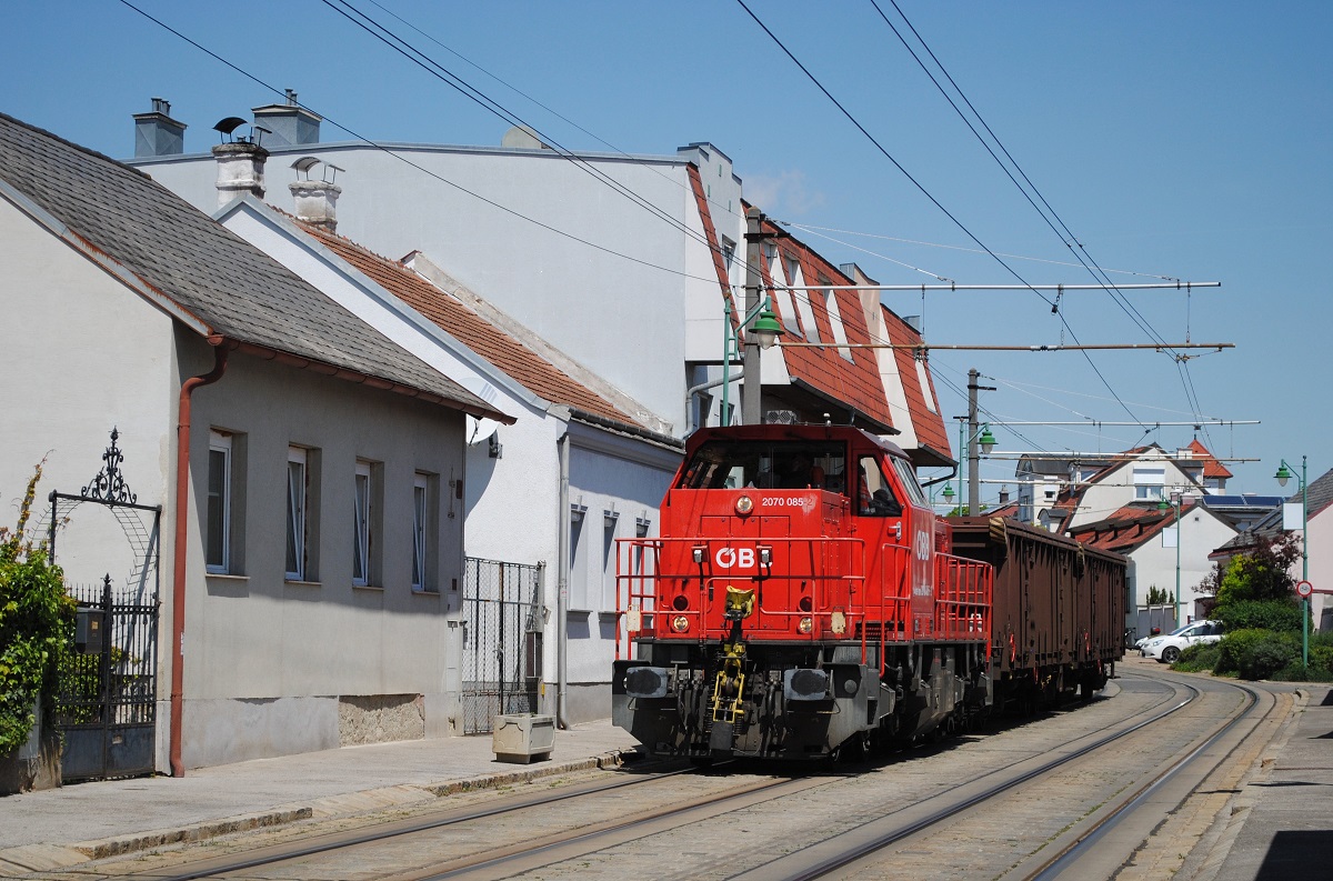 Etwas abseits des gewohnten Einsatzgebietes zog die ÖBB 2070 085-2 zwei Güterwagen durch die Guntramsdorfer Feldgasse. (07.05.2020)