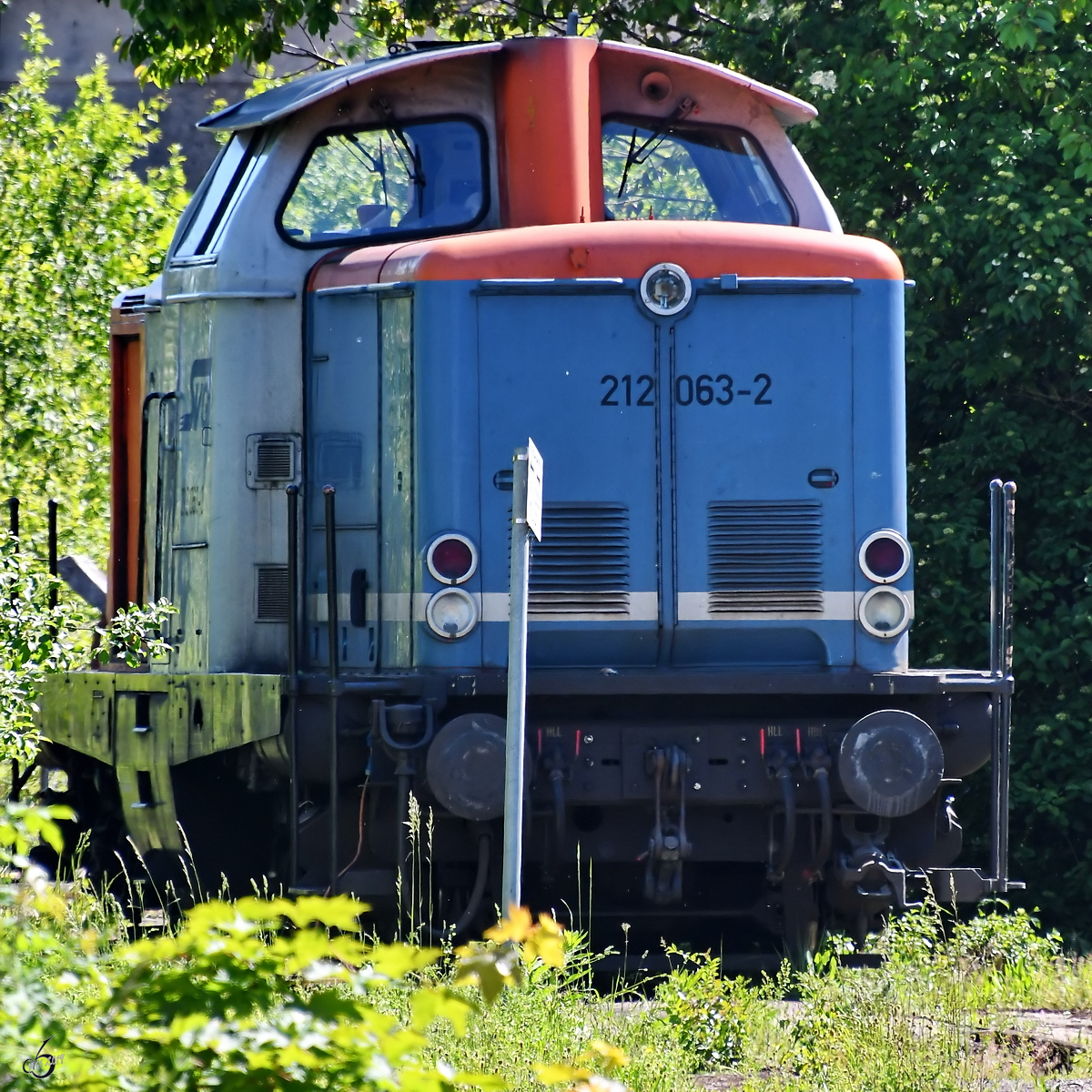 Etwas abseits vom Gelände der Bahnparkes in Augsburg stand die Diesellok 212 063-2. (Juni 2019)