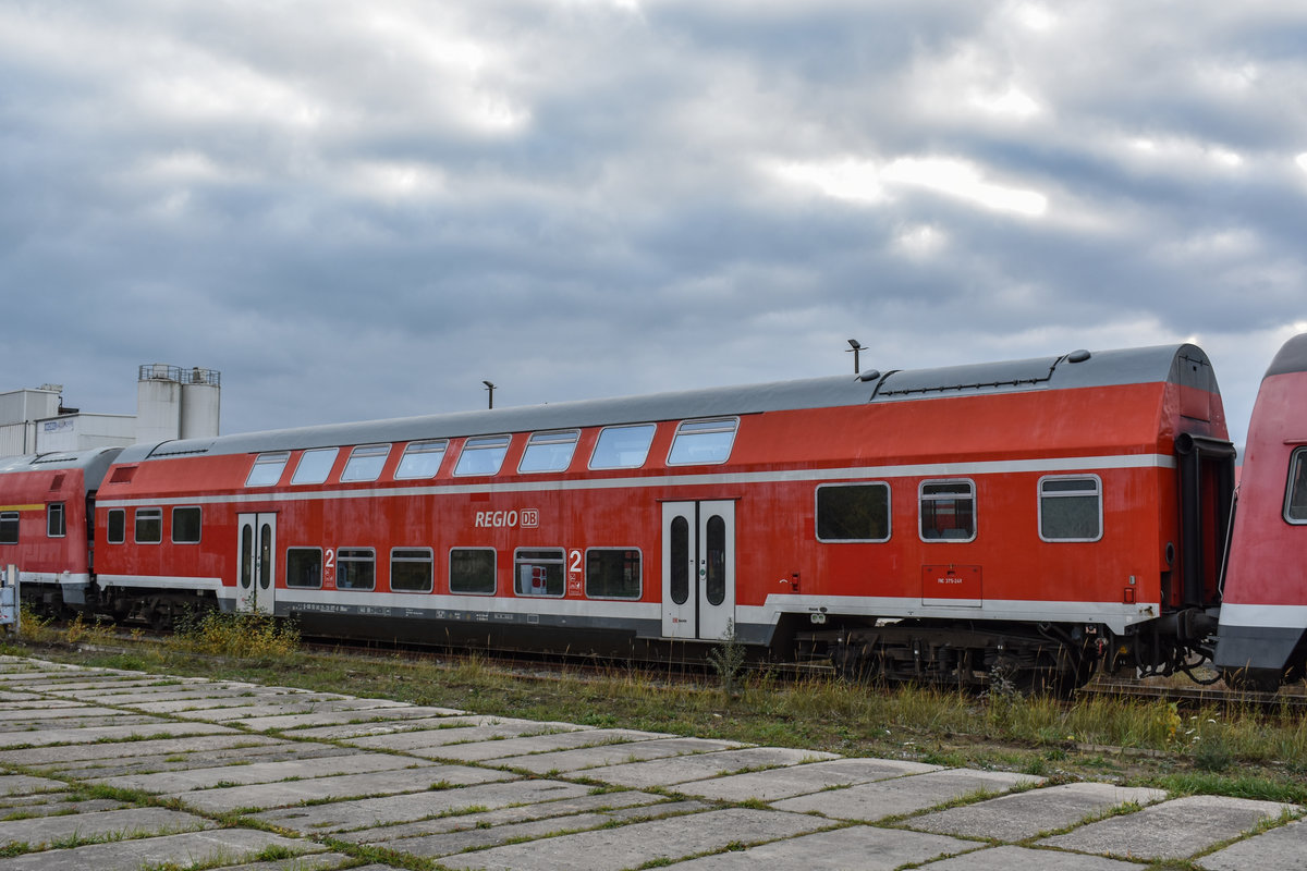 Etwas abseits vom offiziellen SSM Mukran, stehen häufig auch Wagen diese Öffentlich einsehbar sind: So stand hier am 02.11.18 der ehemals Kieler 25-33 017 DBuza 747.7, mit seiner letzte HU vom 12.03.15(IS930) aus Erfurt