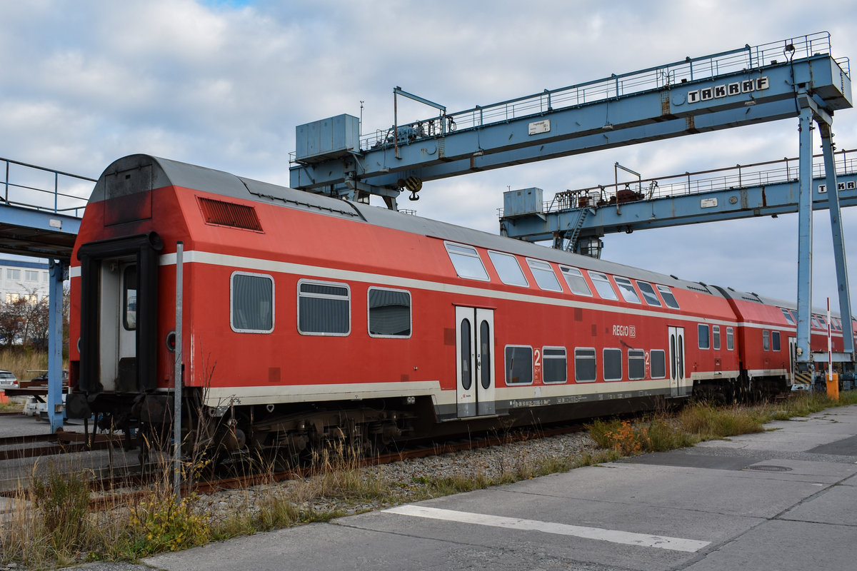 Etwas abseits vom offiziellen SSM Mukran, stehen häufig auch Wagen diese Öffentlich einsehbar sind: So stand hier am 02.11.18 der Kieler 25-33 066 DBuza 747.7