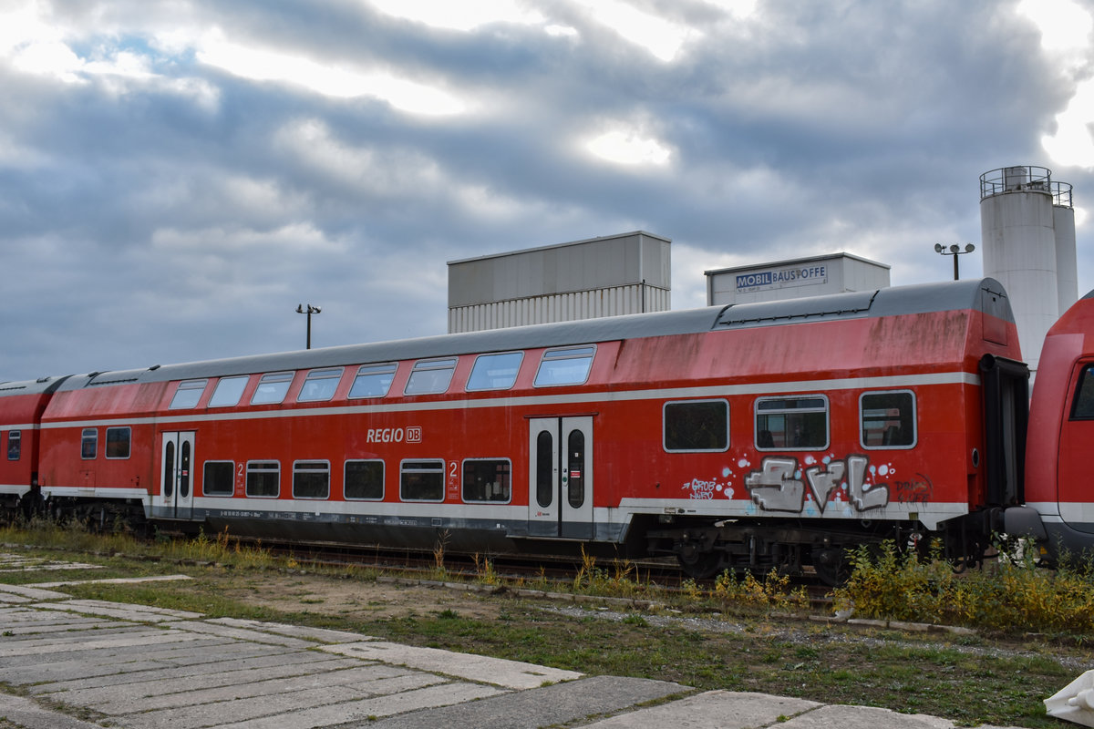 Etwas abseits vom offiziellen SSM Mukran, stehen häufig auch Wagen diese Öffentlich einsehbar sind:

So stand hier am 02.11.18 der ehemals Cottbusser 25-33 057 DBuza 747.4, mit seiner letzte HU vom 28.03.07 aus WWX