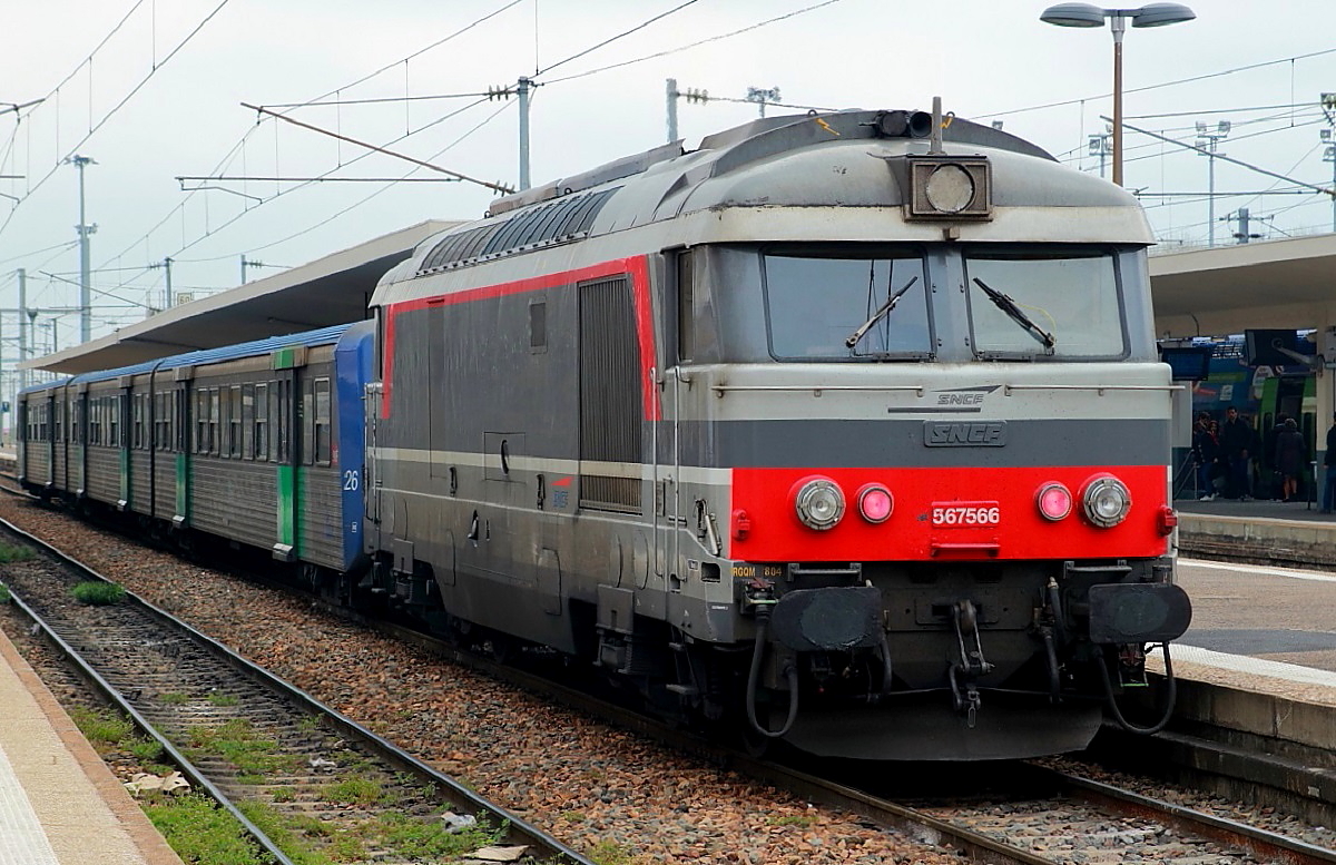 Etwas Abwechslung in das Triebwagen-Einerlei in Clermont-Ferrand brachte BB 67766 mit ihrem TER am 06.04.2017
