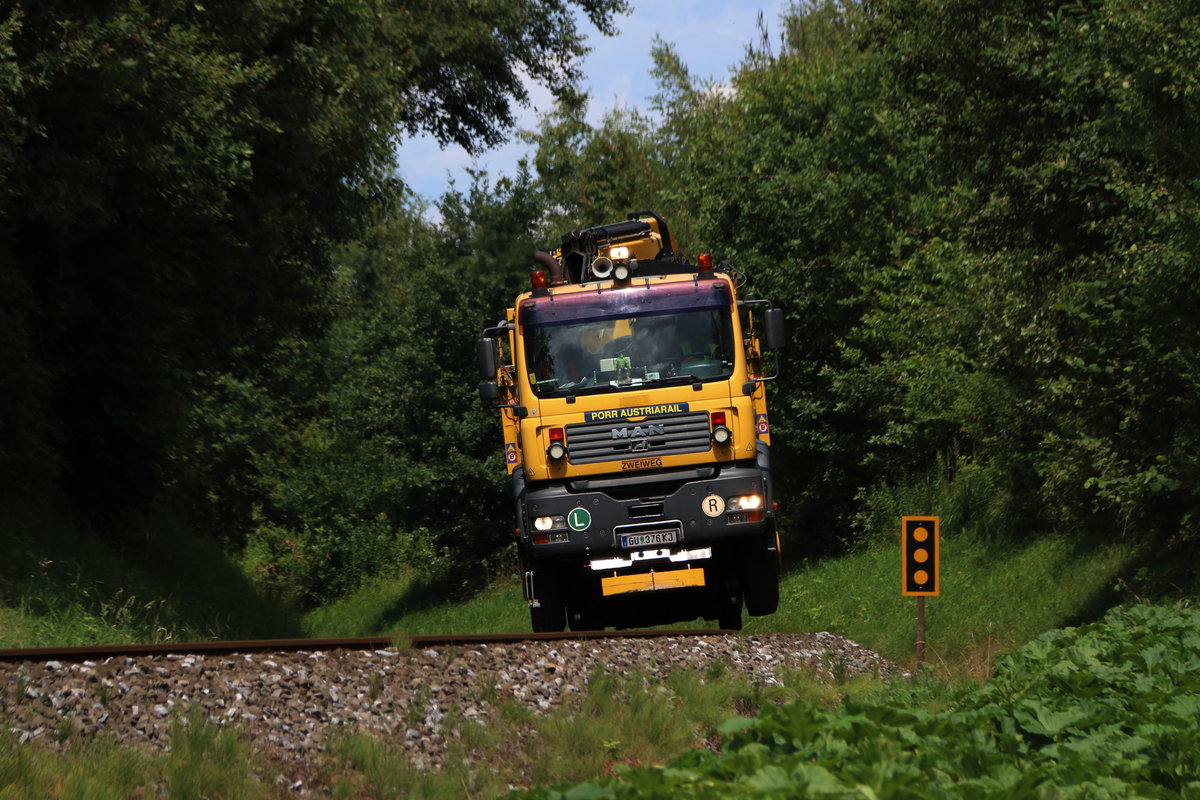 Etwas auf  Abwegen  nööö 
Ein  Zweiwege  LKW der Porr Austria Rail verkehrt zur Grünzeug-Bekämpfung auf der Graz Köflacher Eisenbahn sämtliche Anschlussbahnen und Nebengleise. 6.Juli 2016 bei Gasselsdorf  