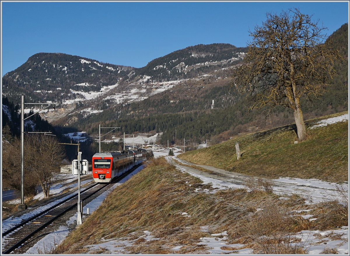 Etwas ausserhalb von Le Châble strahlte bereits die Sonne (wenn auch von der falschen Seite), als der RegionAlps Regionalzug 26110 bestehend aus zwei RegionAlps/TMR RABe 525 das Einfahrvorsignal von Le Châble passierte. 

9. Februar 2020
